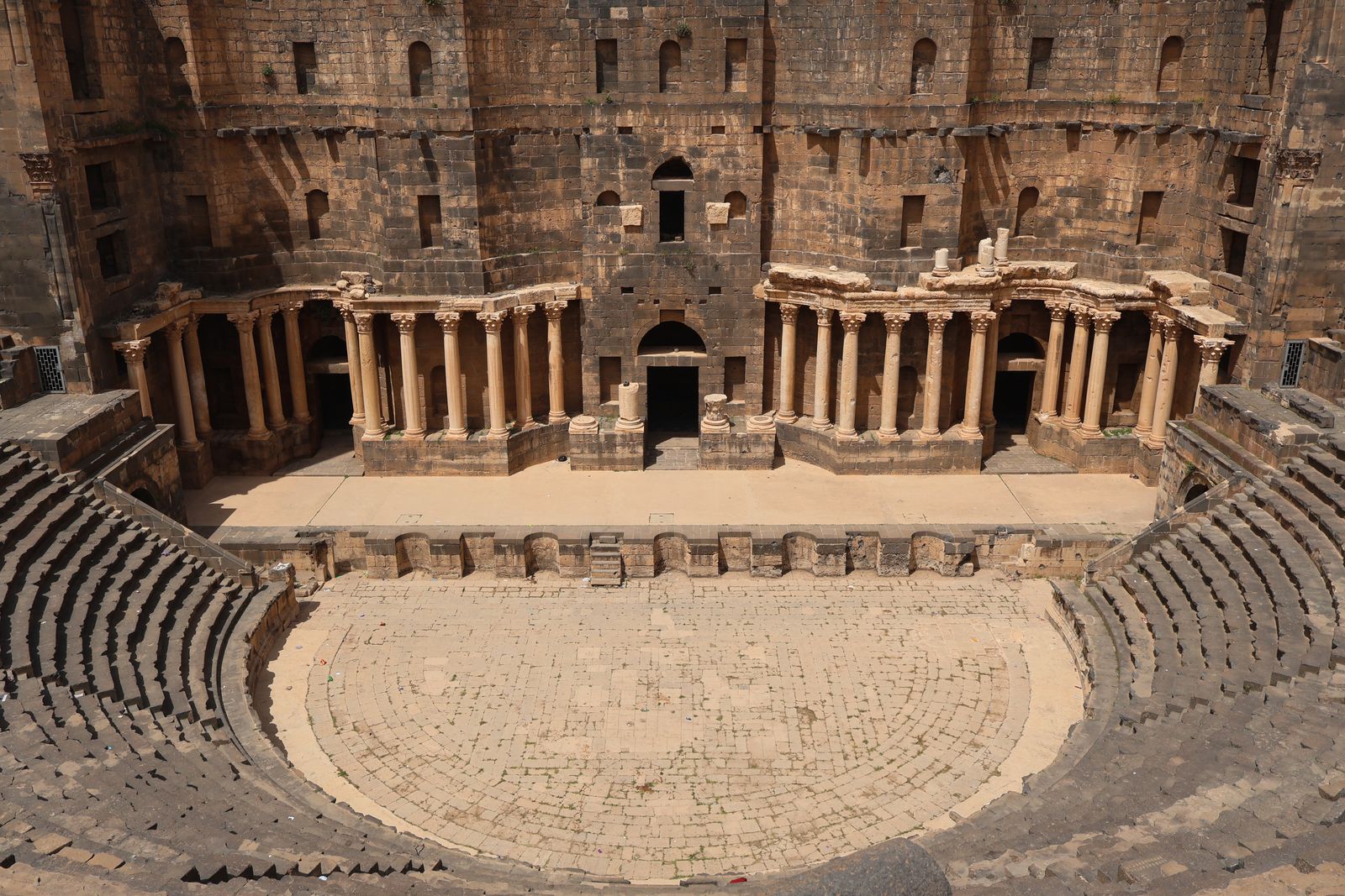Teater Romawi Bosra: Panggung 15.000 Penonton dari Abad ke-2